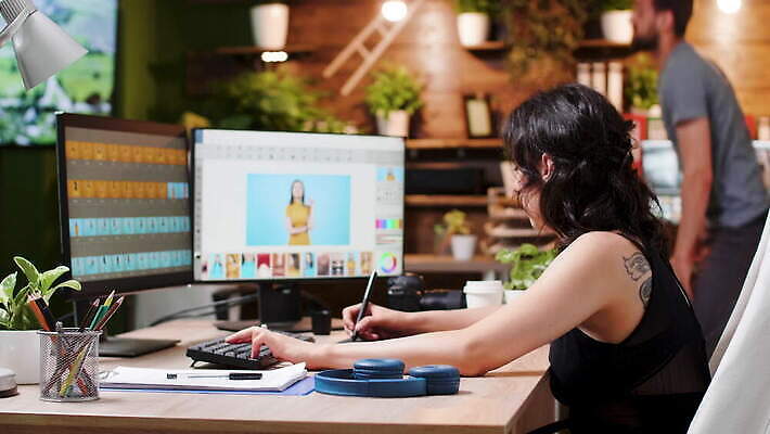 편집 직업 여자 탁자 직장 실내 창조 미술 그래픽 사무실 펜 디지털 스크린 장비 업무 어플리케이션 디자이너 사진사 책상 예술가 패드 프리랜서 4K MOV 해외동영상 클립영상 가구 회사 비즈니스 문화예술 사람 내부 필기구 작업 작가 동영상 파일형식