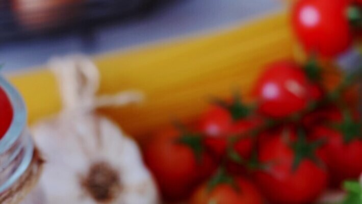 전통 음식 토마토 재료 방울토마토 치즈 파스타 건강 마늘 요리 사람없음 빨간색 식사 저녁식사 이탈리아 신선 맛 아침식사 날것 점심식사 채식주의자 핸드메이드 맛있는 4K MP4 해외동영상 클립영상 유럽 컬러 컨셉 채소 유제품 서양음식 채식 동영상 파일형식