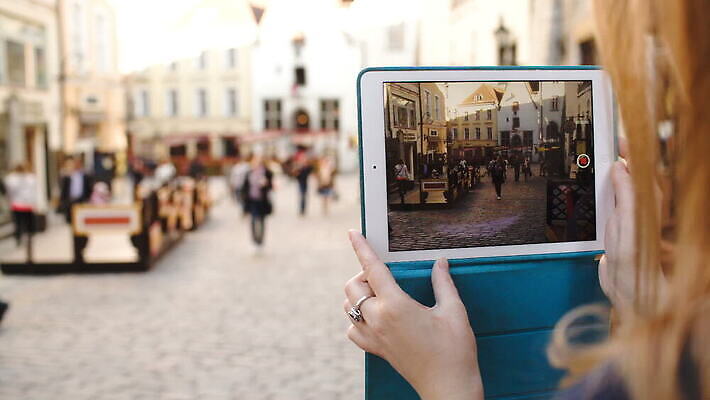 손 유럽 여행 건축양식 놀이 거리 사람 야외 건물 태블릿 터치패드 알약 여행객 스크린 맑음 산책 도시 역사 휴대용 발사 무선전화기 손목시계 시력 슛 동영상 패드 랜드마크 에스토니아 옛날 터치스크린 MOV 해외동영상 클립영상 건축물 건축 나라 시계 장신구 날씨 휴식 신체부위 전자제품 스마트기기 약 전화기 오브젝트 파일형식