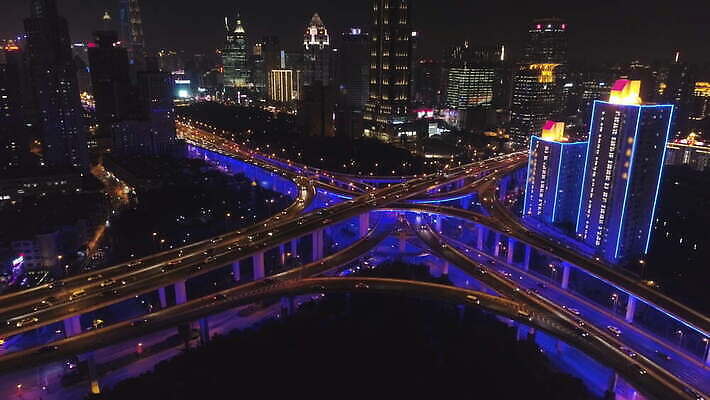 아시아 도로 자동차 미래 거리 안테나 사람없음 건물 세로 파란색 빛 도시풍경 고층빌딩 중국 도시 고가도로 고속도로 상하이 야간 저녁 교차로 상승 바쁨 스카이라인 갸우뚱 빛망울 드론 복잡 4K 설정숏 MOV 해외동영상 클립영상 자연요소 건축물 나라 길 육상교통 컬러 컨셉 통신 교통시설 모션 촬영기법 풍경 빌딩 동영상 파일형식