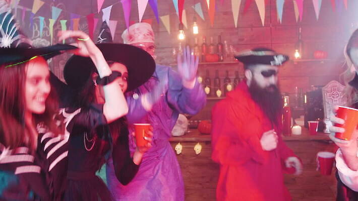 캐릭터 백그라운드 휴가 조명 사람 장식 친구 파티 어둠 황혼 우정 기쁨 할로윈 의사 마시기 알코올 춤 바 그룹 야간 무서움 만취 클럽 디스코 마녀 변장 해적 외과 10월 흡혈귀 호러 유흥 4K MOV 해외동영상 클립영상 자연요소 감정 음악 의학 관계 모션 문화예술 병원 이벤트 일몰 의료진 날짜 도둑 공포 동영상 술취함 파일형식