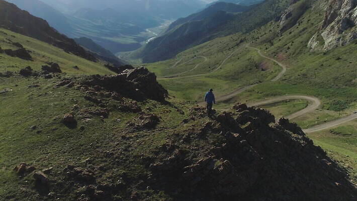 라이프스타일 도로 여행 곡선 자연 성공 아침 휴가 산 안테나 한명 서기 야외 맑음 자유 안개 정상 궤도 통과 드론 사방 절정 필승 하이커 키르기스스탄 자극 4K 설정숏 MOV 해외동영상 클립영상 주간 1 길 선 컨셉 통신 교통시설 모션 날씨 촬영기법 사람 생활 우승 생태계 동영상 중앙아시아 파일형식