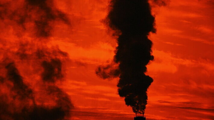 식물 실루엣 산업 공장 하늘 굴뚝 사람없음 빛 글로벌 태양 쌓기 일출 환경 탑 힘 황혼 일몰 손상 에너지 뜨거움 오염 분위기 연기 역 수증기 큼 연료 가스 지구온난화 배기가스 생태학 스모그 이산화탄소 화학물질 4K MOV 해외동영상 클립영상 자연요소 건축물 교육 컨셉 공업 교통시설 모션 촬영기법 노을 화학 크기 동영상 기후변화 파일형식