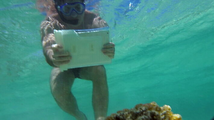 바다 휴가 가면 사람 사람없음 물 여름 파란색 전자제품 컴퓨터 태블릿 터치패드 알약 여행객 사진촬영 바닷속 수중 수영 산호 잠수부 휴대용 발사 무선전화기 다이빙 슛 수영선수 암초 동영상 패드 방수 터치스크린 MOV 해외동영상 슬로모션 클립영상 자연요소 계절 컬러 운동선수 촬영기법 스마트기기 약 촬영 수상스포츠 자포동물 전문직 전화기 오브젝트 수중스포츠 파일형식