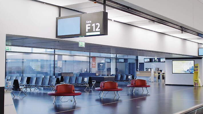 시계 여행 의자 비즈니스 창문 휴식 거리 실내 안전 사람 사람없음 내부 건물 침묵 휴게실 기다림 비엔나 오스트리아 바이러스 보호 공항 출발 번짐 지역 승객 예약 터미널 스타일 코로나바이러스 사회적거리두기 비어있는 4K MOV 해외동영상 클립영상 건축물 유럽 캠페인 가구 컨셉 교통시설 모션 소리 동영상 파일형식 효과