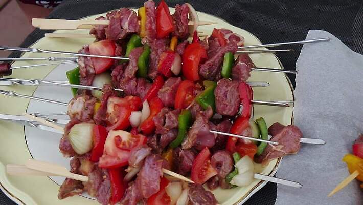 전통 손 음식 조각 토마토 채소 양파 육류 돼지고기 요리 비프스테이크 사람없음 야외 빨간색 소풍 치킨 소고기 신선 꼬치 그릴 바비큐 굽기 먹기 준비 날것 좁은 향 점심식사 절임 철강 맛있는 4K MP4 해외동영상 클립영상 컬러 식재료 모션 주방용품 스테이크 신체부위 야외활동 식사 구이 동영상 닭고기요리 파일형식