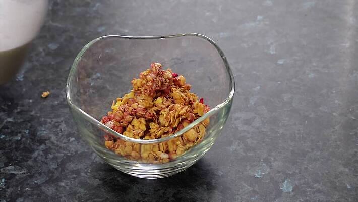 전통 손 열매 음식 조각 백그라운드 다이어트 과일 재료 유리 아침 디저트 건강 옥수수 사람없음 목재 식사 우유 흰색 시골 신선 사발 붓기 달콤 떨어짐 아침식사 낟알 시리얼 밀 먹기 유기농 요거트 내추럴 건포도 뮤즐리 오트밀 요구르트 채식주의자 핸드메이드 벡터 귀리 그래놀라 맛있는 4K MP4 해외동영상 클립영상 주간 나무 식물 웰빙 컬러 컨셉 모션 재질 포도 유제품 곡류 신체부위 사기그릇 맛 채식 동영상 건과일 파일형식