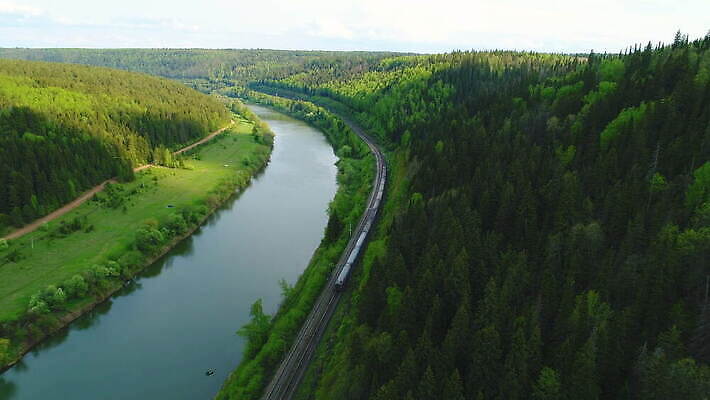 나무 교통시설 자연 사람없음 야외 강 기찻길 기차 숲 항공촬영 4K MOV 해외동영상 클립영상 식물 육상교통 뷰포인트 교통 대중교통 시설 생태계 동영상 파일형식