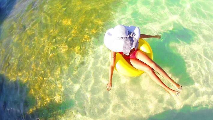 여자 어린이 바다 여행 휴가 휴식 사람 수영 튜브 HD MOV 해외동영상 클립영상 컨셉 수상스포츠 동영상 파일형식