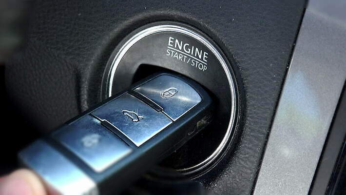 손 여행 컨셉 비즈니스 손가락 교통시설 자동차 열쇠 새로움 사람 내부 힘 운전 기구 운전사 닫기 시작 출발 회전 공포 언론 열쇠구멍 멀리 엔진 스위치 모터 그만 자동 점화 4K MOV 해외동영상 클립영상 직업 육상교통 교통 모션 신체부위 시설 동영상 파일형식