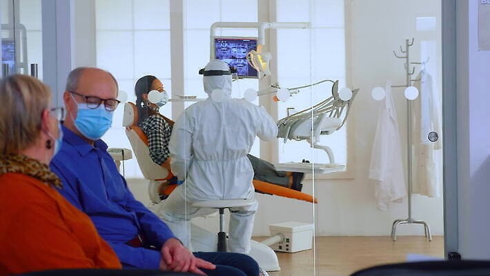 얼굴 의자 거리 엑스레이 건강 병원 작업복 가면 안전 앉기 정장 약 방 장비 환자 의사 기다림 바이러스 치아 보호 보호장비 캐비닛 사인 치과의사 예방 약속 안내원 보유 소셜 전염병 접수 코로나바이러스 뉴노멀 4K 구강학 MOV 해외동영상 슬로모션 클립영상 직업 옷 가구 컨셉 의학 모션 촬영기법 신체부위 경제 의료진 소화기관 질병 사물함 동영상 파일형식