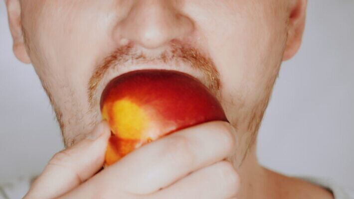 백인 손 얼굴 음식 백그라운드 다이어트 과일 건강 한명 초록색 신선 입 닫기 맛 먹기 유기농 내추럴 돌봄 진짜 채식주의자 천도복숭아 맛있는 4K MOV 해외동영상 클립영상 서양인 1 웰빙 컬러 컨셉 모션 사람 신체부위 채식 복숭아 동영상 파일형식