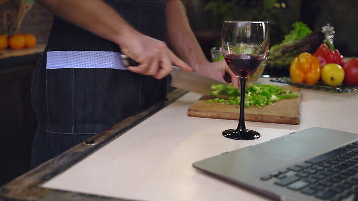 라이프스타일 남자 음식 조각 채소 와인잔 유리 탁자 남편 파프리카 건강 관리 요리 한명 이벤트 내부 목재 초록색 노트북 컴퓨터 노란색 주방 와인 요리사 식사 저녁식사 샐러드 신선 레인지 사발 칼 자르기 묘사 준비 유기농 날것 후추 점심식사 채식주의자 4K MOV 해외동영상 클립영상 나무 직업 1 웰빙 컬러 가구 술잔 재료 모션 재질 주류 사람 생활 전자제품 가전제품 사기그릇 향신료 채식 동영상 파일형식