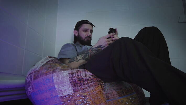 라이프스타일 손 남자 인터넷 의자 데이트 통신 아파트 기술 실내 한명 사람 앉기 성인 스마트폰 핸드폰 디지털 관찰 타이핑 잡기 메시지 문신 무선전화기 고립 소셜 소셜미디어 캡모자 프리랜서 혼자 셀룰러 4K MOV 해외동영상 클립영상 직업 모자_잡화 1 가구 모션 주택 내부 생활 신체부위 전자제품 스마트기기 전화기 동영상 파일형식