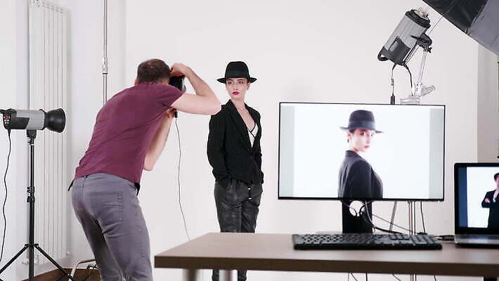 백인 모델 직업 응시 여자 포즈 백그라운드 비즈니스 직장 실내 창조 사람 정장 성인 빛 유행 카메라 디지털 모니터 사진촬영 장비 램프 업무 우아함 발사 사진사 스타일 4K MOV 해외동영상 클립영상 서양인 시선 옷 컨셉 회사 조명 내부 전자제품 컴퓨터 촬영 작업 작가 동영상 파일형식