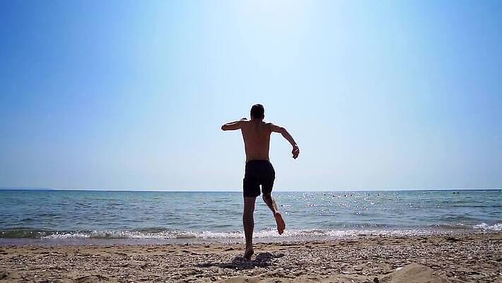 라이프스타일 남자 모래 바다 여행 놀이 휴가 사람 성인 야외 달리기 점프 자유 MP4 해외동영상 클립영상 컨셉 모션 생활 동영상 파일형식