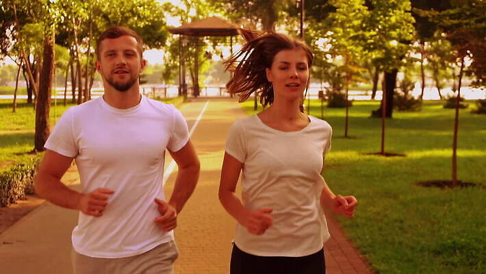 백인 라이프스타일 커플 공원 여자 행복 도로 스포츠 2 관계 모션 자연 아침 함께함 건강 사람 야외 두명 친구 운동복 달리기 조깅 햇빛 일몰 도시 연습 느림 달리기선수 주자 MOV 해외동영상 슬로모션 클립영상 주간 서양인 옷 공공시설 감정 길 컨셉 교통시설 촬영기법 생활 운동 태양 노을 생태계 육상선수 동영상 파일형식