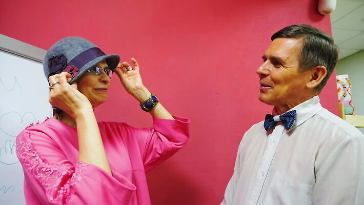 백인 모자 커플 드레스 여자 노년 남자 유럽 관계 나비넥타이 함께함 실내 말하기 대화 사랑 미소 정장 성인 두명 쌍 자신감 날짜 유혹 은퇴 리빙 고립 옛날 칭찬 노화 동정 MOV 해외동영상 클립영상 서양인 잡화 옷 감정 나라 컨셉 모션 넥타이 표정 사람 내부 동영상 파일형식