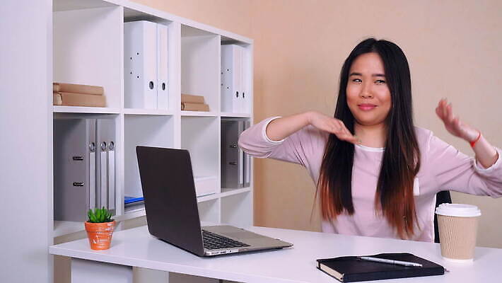 직업 라이프스타일 여자 행복 회사 비즈니스 사업가 성공 한명 미소 웃음 사람 앉기 동양인 내부 노트북 컴퓨터 사무실 유행 축하 춤 우승 비즈니스우먼 유머 종업원 즐거움 계약 디스코 보너스 승자 밀레니얼 4K MOV 해외동영상 클립영상 1 감정 음악 컨셉 모션 문화예술 표정 인종 생활 경제 전자제품 최고 직장인 동영상 파일형식