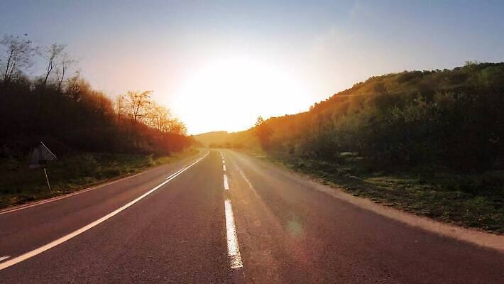 도로 사람없음 야외 일몰 운전 저녁 두바이 4K 타임랩스 MP4 해외동영상 클립영상 길 교통시설 모션 촬영기법 노을 야간 동영상 아랍에미리트 파일형식