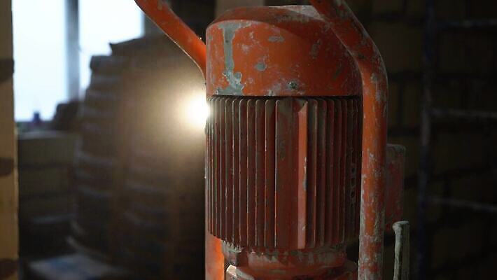 직업 산업 벽 표면 노동자 아파트 주택 돌담 사람없음 내부 건물 기계 방 장비 덮개 재산 끝 수리 믹서 시멘트 스프레이 분무기 부활 펌프 개발 건축업자 계약자 마무리 미장 석고 섞기 자동 콘크리트 4K MOV 해외동영상 클립영상 건축물 건축 금융 담장 뚜껑 돌_바위 계약 동영상 파일형식