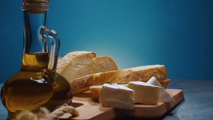 전통 음식 빵 유리 치즈 도마 실내 건강 사람없음 목재 식사 빵집 흰색 신선 황금 닫기 맛 기름 밀 먹기 유기농 올리브 회전 파란배경 덩어리 내추럴 프랑스어 되감기 채식주의자 핸드메이드 4K MOV 해외동영상 클립영상 나무 문자 웰빙 열매 컬러 백그라운드 컨셉 재료 모션 재질 주방용품 유제품 곡류 내부 파란색 상점 채식 동영상 파일형식