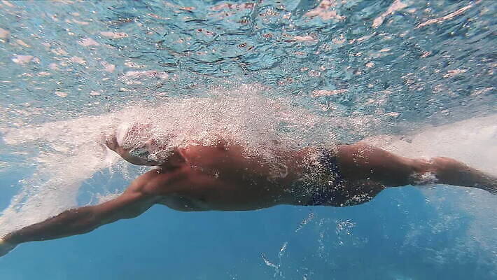 직업 라이프스타일 얼굴 스포츠 고글 실내 건강 파노라마 사람없음 야외 물 파란색 운동 수중 수영 경쟁 경기장 오픈 당구 집중 체육관 수영선수 찬성 기어가기 캡모자 타격 프리스타일 헤딩 스타일 MOV 해외동영상 슬로모션 클립영상 자연요소 모자_잡화 컬러 컨셉 스포츠시설 모션 운동선수 촬영기법 내부 생활 신체부위 구기 축구 수상스포츠 동영상 파일형식