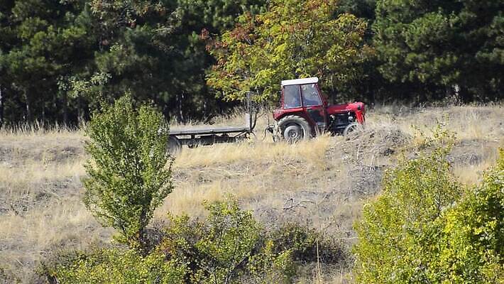 계절 산업 도로 밭 농업 교통시설 모션 자연 초원 사람없음 야외 햇빛 태양 농장 힘 운전 농촌 시골 바퀴 당기기 볏짚 아스팔트 땅 조경 트랙터 견인 MOV 해외동영상 클립영상 자연요소 길 교통 짚 농기계 시설 생태계 특수차량 동영상 파일형식