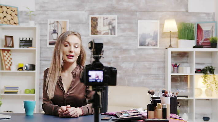 직업 라이프스타일 여자 얼굴 비즈니스 주택 실내 미소 뷰티 유행 카메라 촬영 웹 화장품 장비 정보 업무 방송 온라인 동영상 블로거 블로그 소셜 생존 스타일 크리에이터 1인미디어 4K MOV 해외동영상 클립영상 인터넷 표정 사람 내부 건물 생활 신체부위 전자제품 작업 파일형식