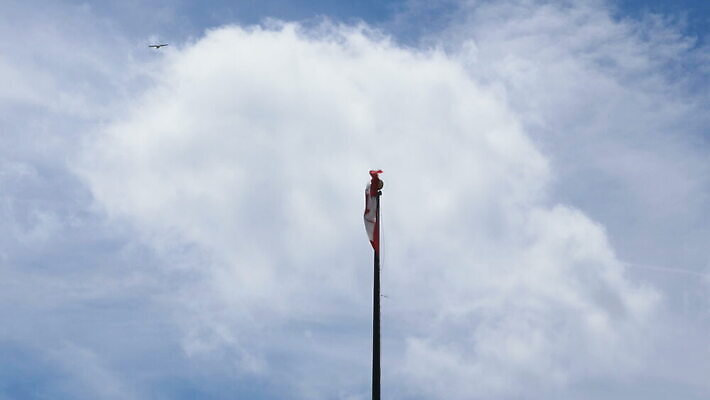 구름 로우앵글 백그라운드 단풍 캐나다 모션 조류 하늘 바람 사람없음 빨간색 흰색 깃발 큼 깃대 봉 돛대 4K MOV 해외동영상 클립영상 자연요소 동물 뷰포인트 컬러 잎 북아메리카 날씨 크기 동영상 파일형식