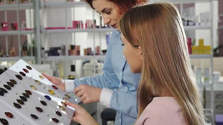 직업 라이프스타일 컬러 통신 노동자 실내 건강 소녀 팜플렛 두명 뷰티 견본 상점 스파 업무 도움 화려 팔레트 고급 닫기 선택 미용사 이발 고객 서비스 준비 테라피 스위치 순서 서류판 스타일리스트 조언 스타일 4K MOV 해외동영상 클립영상 여자 어린이 컨셉 모션 사람 내부 생활 사무용품 작업 동영상 파일형식