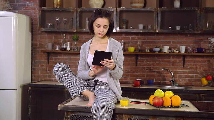 백인 1 라이프스타일 여자 음료 컨셉 인터넷 오렌지 과일 맨발 유리 아침 주택 실내 건강 한명 미소 사람 성인 컵 뷰티 알약 주방 주스 방 잡기 서핑 아침식사 읽기 비타민 나눔 채팅 터치스크린 4K MOV 해외동영상 클립영상 주간 서양인 식기 모션 발 재질 표정 내부 건물 생활 약 식사 수상스포츠 동영상 영양소 파일형식