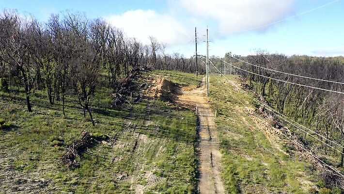 나무 구름 도로 길 여행 자연 하늘 불 풍경 사람없음 야외 햇빛 전선 호주 숲 땅 먼지 동영상 드론 4K MP4 해외동영상 클립영상 자연요소 식물 교통시설 태양 오세아니아 생태계 파일형식