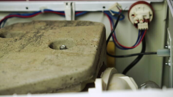 가사 부분 모션 놀이 사람없음 내부 금속 기계 손상 운전 덮개 벨트 흰색 원형 수리 씻기 빨래 진동 서비스 속도 눈금 드럼 세탁기 엔진 정비공 동영상 모터 깨짐 돌리기 베어링 철강 MOV 해외동영상 클립영상 도형 잡화 컬러 컨셉 재질 타악기 청결 가전제품 뚜껑 기술자 파일형식