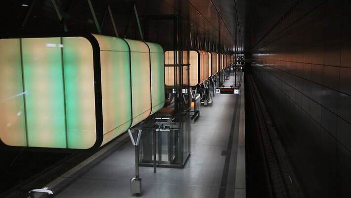 디자인 유럽 선 여행 백그라운드 이동 건축양식 교통시설 유리 미래 독일 사람없음 내부 건물 파란색 빛 사무실 계단 금속 기차 도시 시간 터널 전철 역 아래 속도 에스컬레이터 튜브 지하 일반 빛망울 대칭 함부르크 비어있는 4K MOV 해외동영상 클립영상 건축물 건축 나라 길 육상교통 컬러 교통 컨셉 비즈니스 재질 대중교통 방향 시설 위치 동영상 파일형식