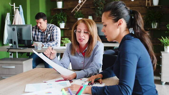 백인 직업 여자 남자 행복 회사 비즈니스 통신 모션 회의 아이디어 직장 실내 성인 옆모습 사무실 방 듣기 작업 비즈니스맨 비즈니스우먼 발표 중앙 토론 동료 회의실 경영자 긍정 책임자 경영 브레인스토밍 4K MOV 해외동영상 클립영상 서양인 감정 뷰포인트 컨셉 관계 사람 내부 직장인 리더 동영상 파일형식
