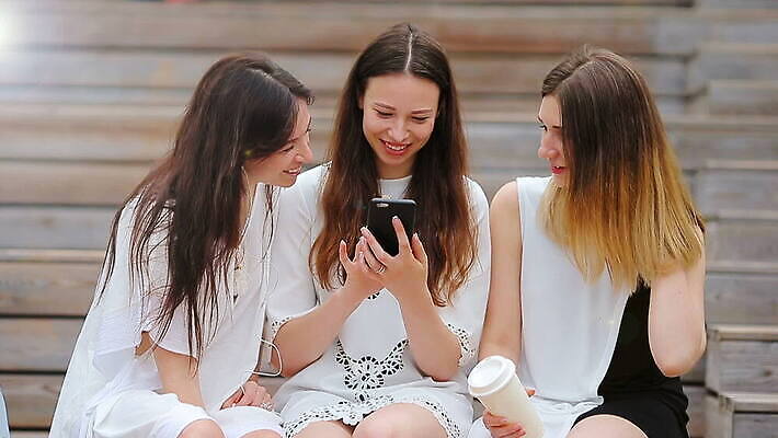 백인 라이프스타일 공원 여자 행복 유럽 거리 갈색머리 함께함 미소 웃음 사람 앉기 야외 세명 친구 스마트폰 우정 MOV 해외동영상 클립영상 서양인 헤어스타일 공공시설 감정 나라 컨셉 관계 모션 표정 생활 핸드폰 스마트기기 동영상 파일형식