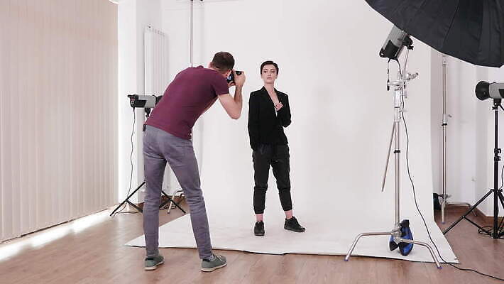 백인 모델 직업 응시 여자 포즈 백그라운드 비즈니스 실내 미술 사람 정장 성인 빛 뷰티 유행 카메라 사진촬영 희망 장비 모임 램프 신선 화려 우아함 발사 사진사 칭찬 4K MOV 해외동영상 클립영상 서양인 시선 옷 감정 컨셉 문화예술 조명 내부 전자제품 촬영 작가 동영상 파일형식