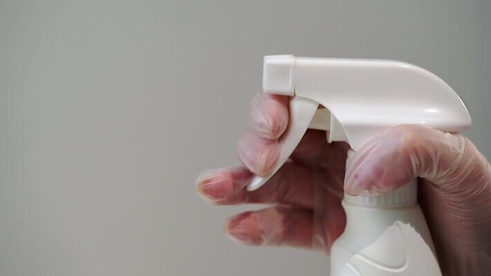 손 여자 장갑 가사 가정 주택 실내 건강 사람 물 노란색 장비 흰색 신선 업무 액체 보호 위생 씻기 빨래 상품 플라스틱 청소 분무기 청소부 박테리아 고립 돌봄 에어로졸 위생관리 화학물질 코로나바이러스 4K MOV 해외동영상 클립영상 자연요소 직업 잡화 컬러 컨셉 의학 모션 재질 관리 내부 건물 신체부위 청결 작업 화학 바이러스 동영상 파일형식