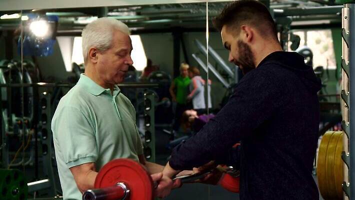 백인 남자 스포츠 운동화 신체 다이어트 벤치 반바지 근육 수염 건강 사람 성인 두명 운동 강사 힘 거울 회색 몸무게 보디빌딩 연습 클럽 주기 체육관 근육질 역도 팔 무거움 궤 리프팅 복근 옛날 이두근 4K MOV 해외동영상 클립영상 서양인 직업 컬러 신발 의자 바지 모션 신체부위 헬스 무게 몸매 동영상 파일형식