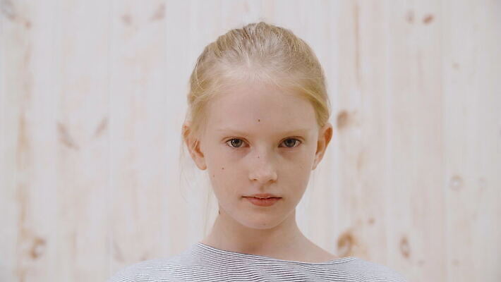 응시 감정 얼굴 벽 포즈 스트레스 실내 한명 10대 빛 카메라 힘 분노 짜증 표현 좌절 닫기 묘사 향기 문제 성실 무거움 나쁜 부정적 심각 4K MOV 해외동영상 클립영상 1 시선 컨셉 모션 청소년 사람 내부 신체부위 전자제품 무게 냄새 동영상 파일형식