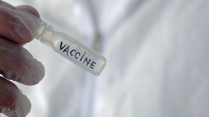 직업 손 과학 컨셉 손가락 유리병 병원 한명 약 건강관리 시험 잡기 투명 액체 닫기 보호 질병 약국 과학자 예방 감염 주사약 보여주기 해결 조제 개발 백신 예방접종 예방주사 인슐린 전염병 화학물질 항생제 코로나바이러스 4K MOV 해외동영상 클립영상 1 교육 의학 모션 병_용기 건강 관리 주사기 사람 신체부위 화학 바이러스 만들기 동영상 접종 학자 파일형식