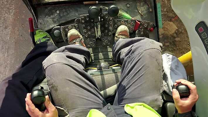 직업 산업 도로 지구 모래 포즈 건축양식 노동자 사람없음 건물 파란색 노란색 힘 기계 흙 장비 건설현장 업무 바퀴 땅 불도저 굴착기 삽 발굴 국자 트랙터 짐차 지하 무거움 땅파기 의무 채석 1인칭시점 4K HD MP4 해외동영상 클립영상 건축물 시선 건축 길 컬러 교통시설 자동차 주방용품 건설업 작업 중장비 무게 농기계 특수차량 동영상 파일형식