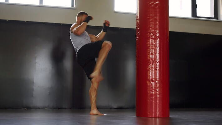 백인 남자 스포츠 포즈 가방 근육 실내 건강 한명 사람 운동 힘 권투 도전 작업 연습 체육관 싸움 땀 근육질 공격적 때리기 운동가 킥복싱 타격 힘찬 4K MOV 해외동영상 클립영상 서양인 1 잡화 컨셉 모션 내부 격투기 몸매 동영상 파일형식