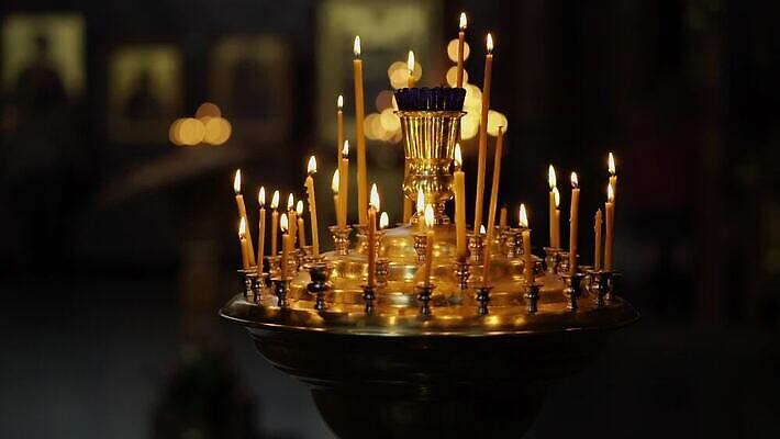 전통 기독교 종교 크리스마스 촛불 불 부활절 실내 사람없음 내부 빛 노란색 교회 믿음 성경 어둠 희망 침묵 기도 사찰 예수 영혼 집중 명상 신성 수도원 연소 숭배 신앙심 왁스 제단 천진난만 충실 크리스마스이브 화상 MOV 해외동영상 클립영상 자연요소 기념일 감정 컬러 컨셉 초 종교용품 종교건축 건물 소리 신_종교 상처 동영상 파일형식