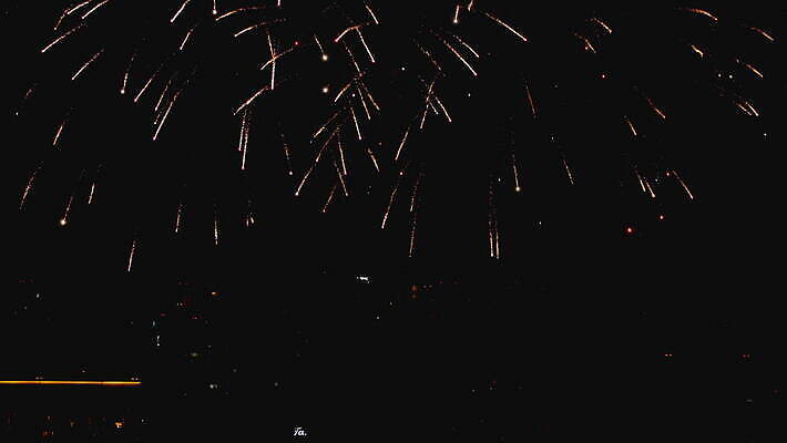 기념일 여행 백그라운드 하늘 불 휴가 불꽃 기념 폭죽 불꽃놀이 이벤트 사람없음 빨간색 물 빛 강 컬러풀 파티 축제 기쁨 축하 도시 야간 저녁 쇼 경례 스카이라인 광 크리스마스이브 4K MOV 해외동영상 클립영상 자연요소 감정 컬러 컨셉 크리스마스 놀이 인사 동영상 파일형식