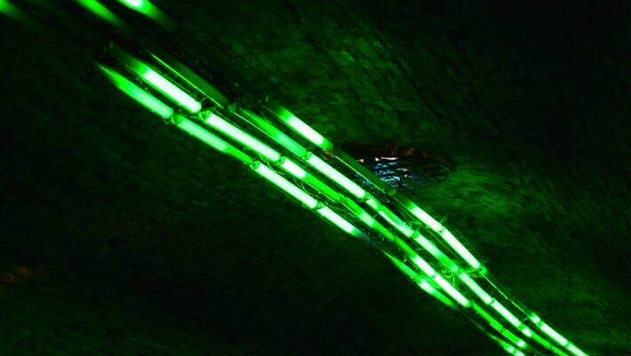 컬러 전구 추상 벽돌 실내 사람없음 초록색 빛 컬러풀 어둠 공연 수확 터널 야간 오브젝트 통로 전자 암초 튜브 설치 옛날 테크노 스타일 주도 많음 효과 4K MP4 해외동영상 클립영상 자연요소 길 컨셉 무늬 농업 이벤트 내부 예절 동영상 파일형식