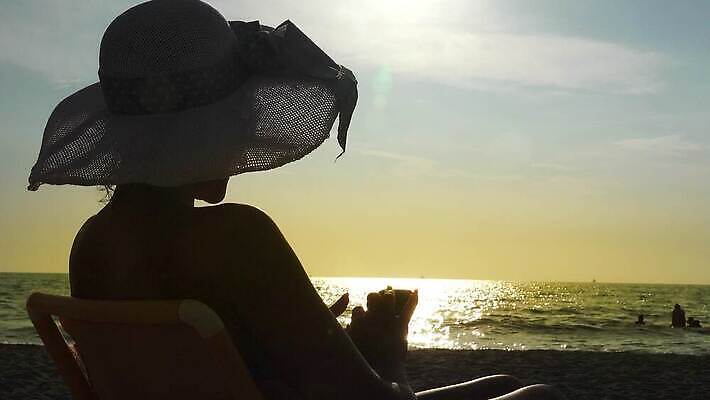 라이프스타일 여자 바다 여행 의자 휴가 휴식 한명 사람 야외 스마트폰 여행객 휴양지 선베드 4K HD MP4 해외동영상 클립영상 1 가구 컨셉 생활 핸드폰 스마트기기 장소 동영상 파일형식