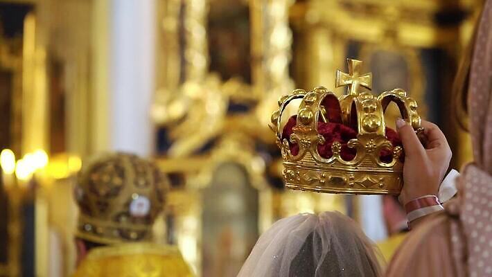 백인 전통 커플 드레스 여자 남자 종교 신랑 결혼 신혼부부 결혼식 함께함 실내 사랑 사람 귀여움 낭만 흰색 가운 황금 우아함 성직자 통로 신성 약혼 천국 신앙심 제단 MOV 해외동영상 클립영상 서양인 부부 옷 감정 컬러 컨셉 관계 이벤트 내부 약속 신혼 동영상 파일형식