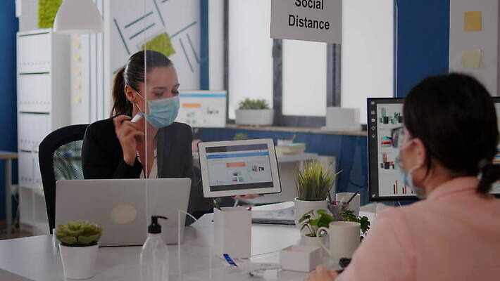 백인 얼굴 비즈니스 직장 대화 가면 마스크 사람 금융 사무실 알약 디지털 작업 비즈니스맨 비즈니스우먼 바이러스 보호 질병 연결 동료 예방 감염 고립 소셜 위생관리 전염병 프로젝트 코로나바이러스 뉴노멀 4K 락다운 MOV 해외동영상 클립영상 서양인 여자 남자 컨셉 회사 의학 관계 관리 말하기 신체부위 경제 약 직장인 동영상 파일형식